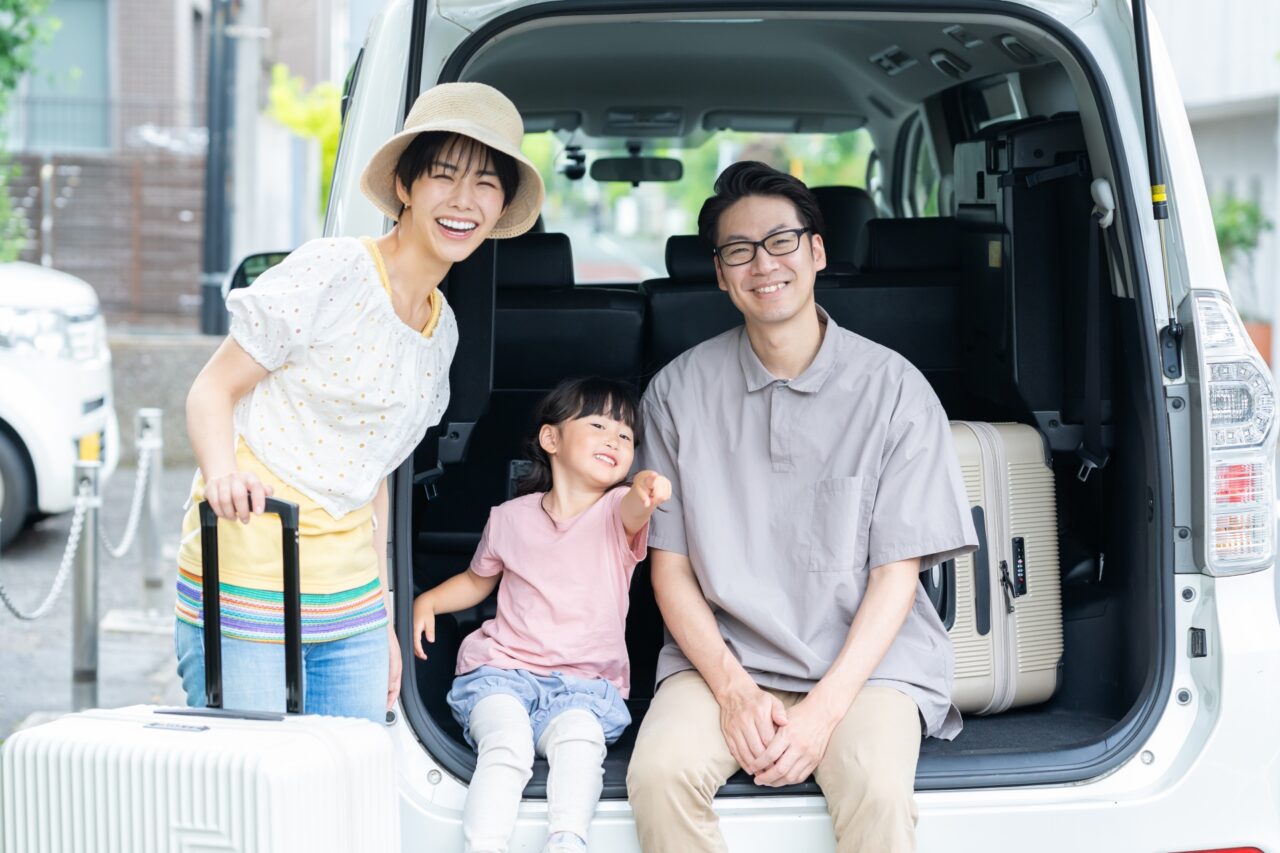 家族で出かける車
