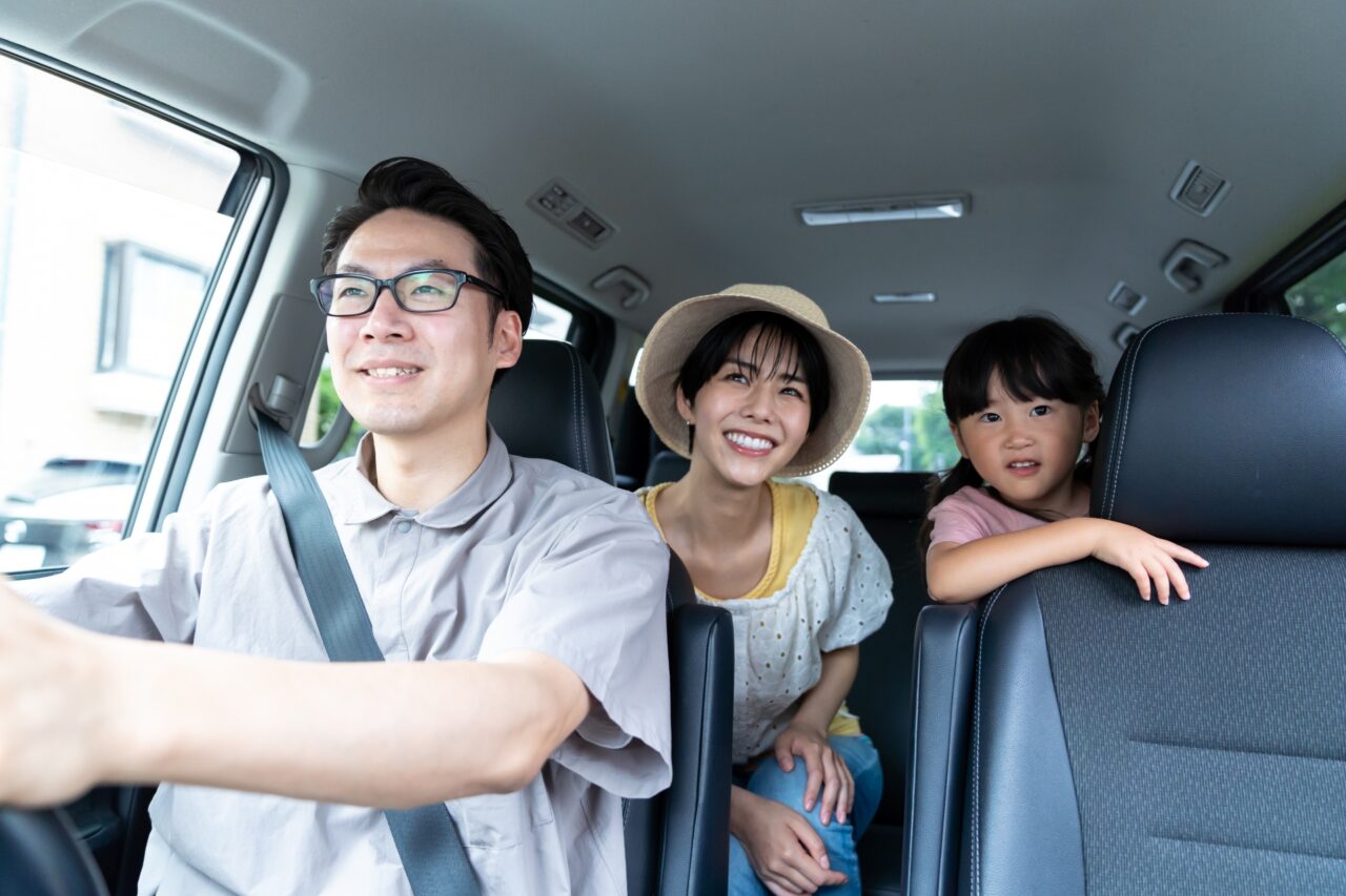 家族を乗せて運転